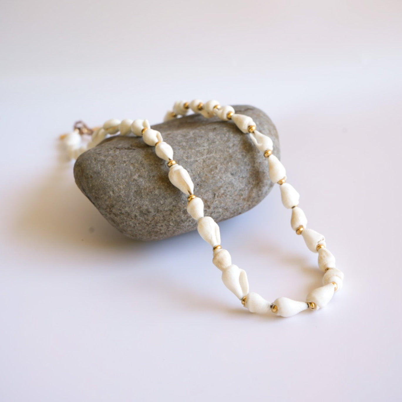 GOLDEN SEASHELL NECKLACE