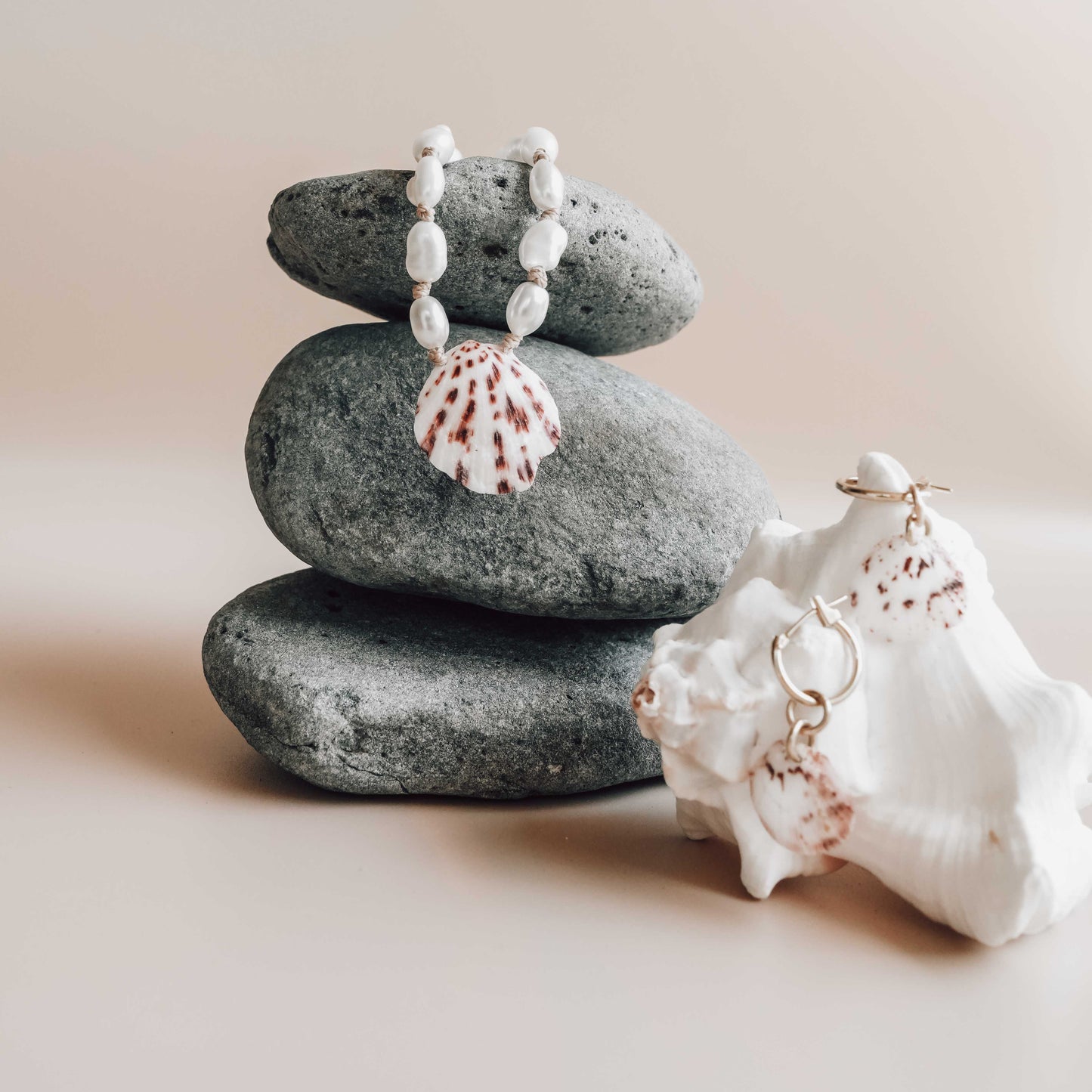 14K CLAM SHELL HUGGIES