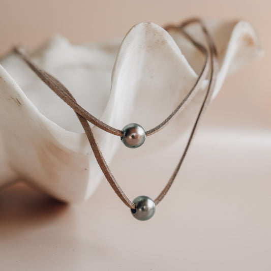 Minimalist suede necklace featuring a Tahitian pearl
