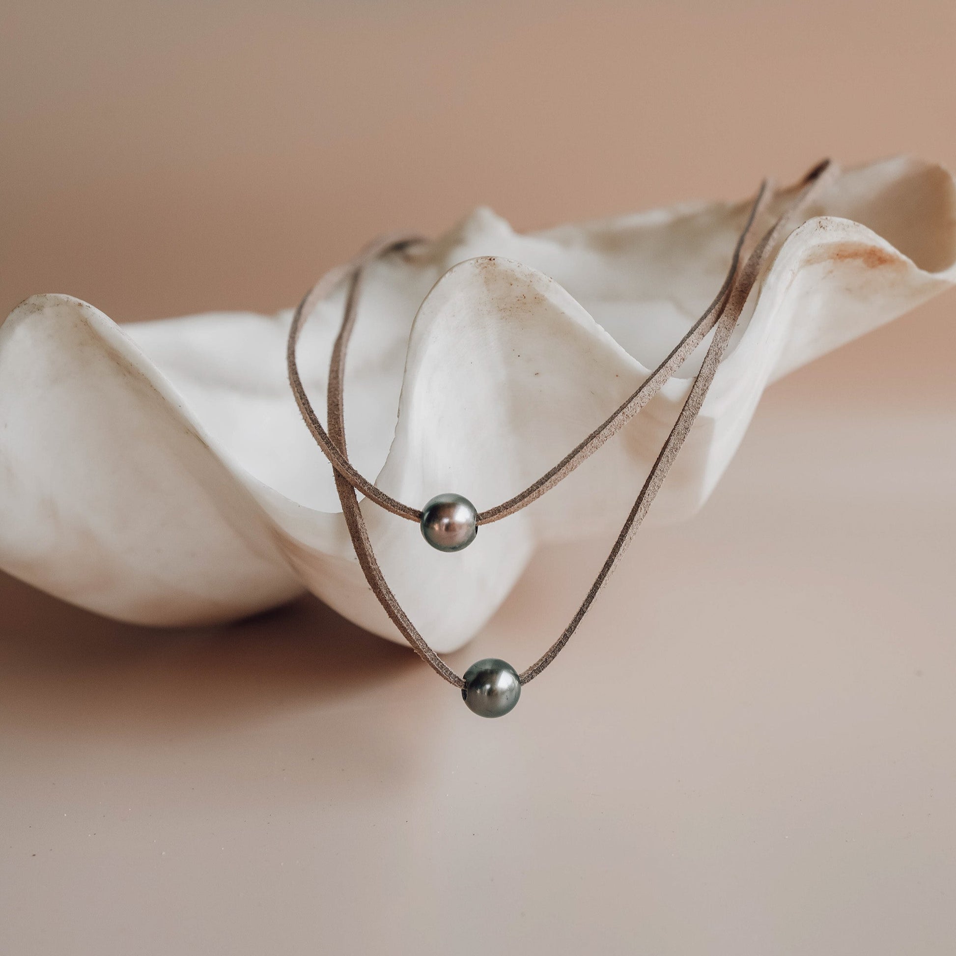 Simple suede necklace with single Tahitian Pearl